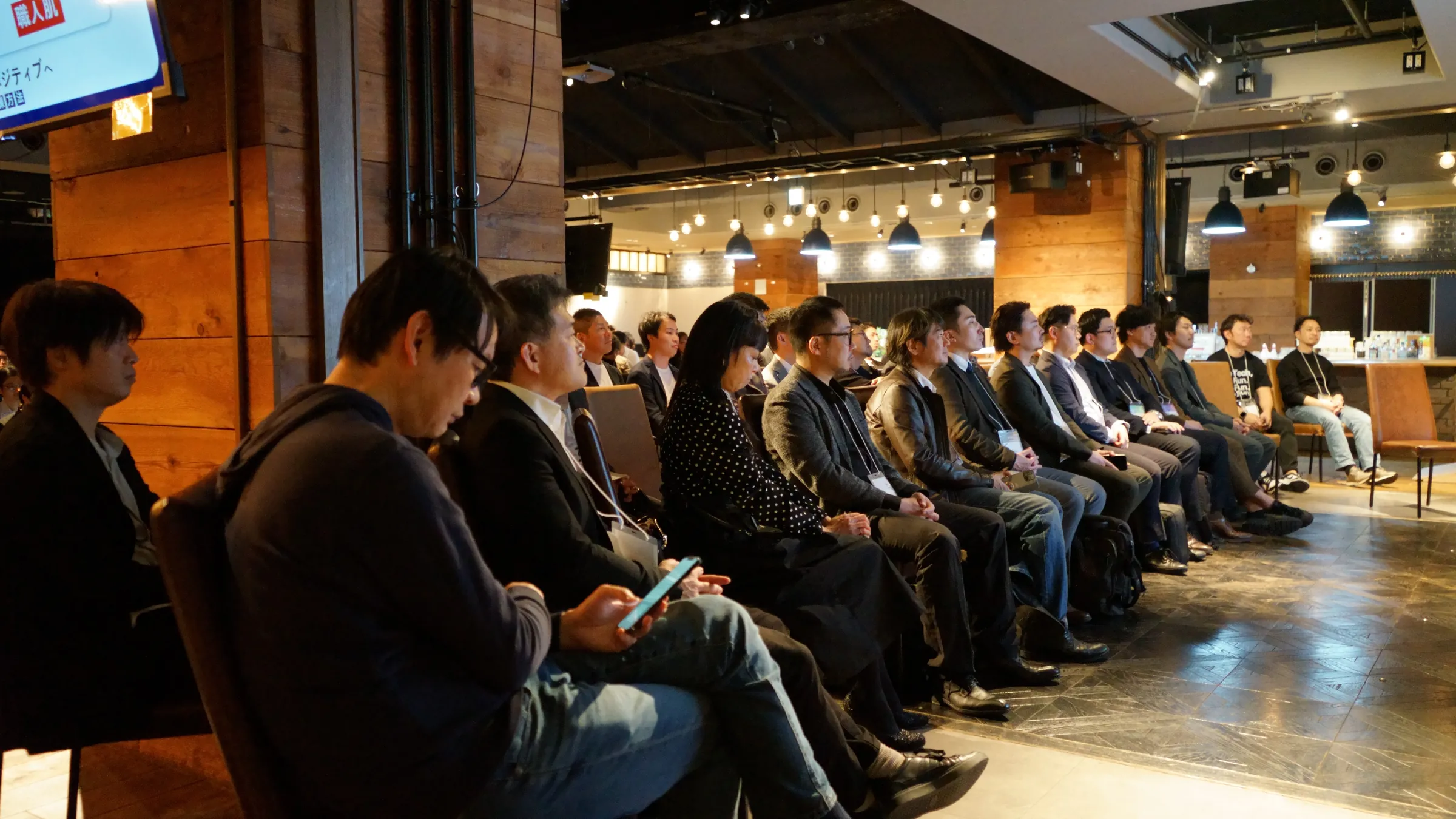 2025年3月の総会・懇親会で、会場で話を聞く参加者