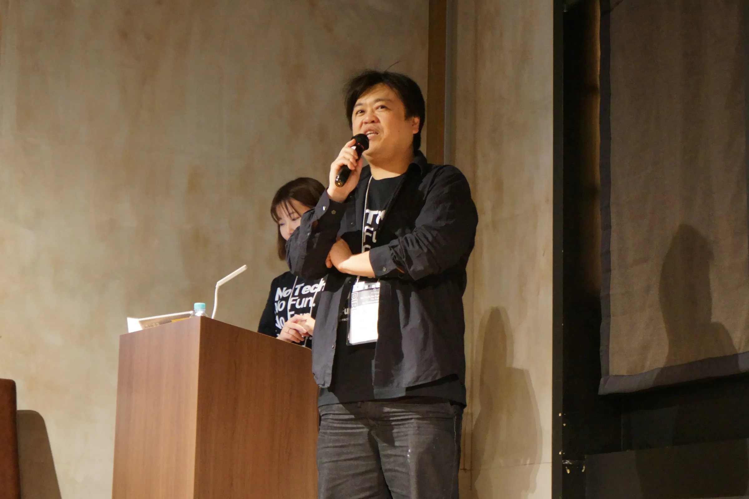 2025年3月の総会・懇親会で、演台の横で、マイクを持って話す登壇者