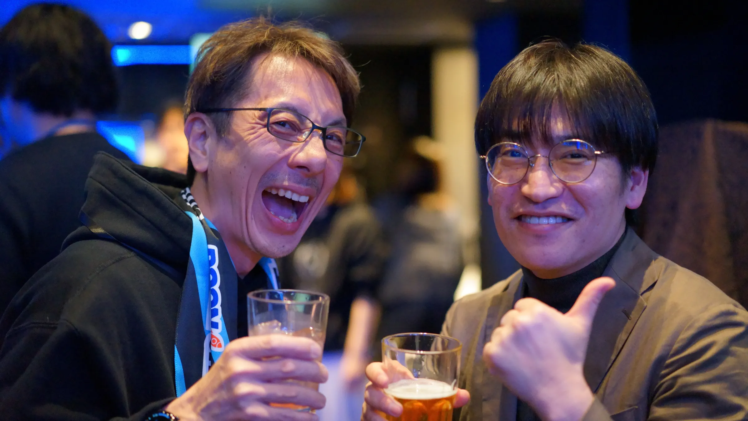 2026年2月20日、銀座で開いた年次総会で、ビールを手に、大笑いする参加者
