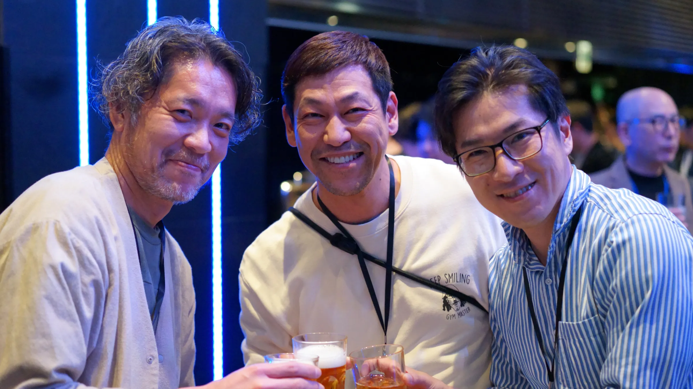 2026年2月20日、銀座で開いた年次総会の懇親の時間に、乾杯する参加者